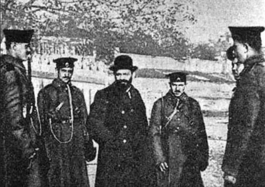 1 - Présence juive en France au début du 20ème siècle : Israélites et immigrés juifs d’Europe de l’Est 52 29I D0029 1 35.25 Beilis avant son proces entre des policiers tsaristes MRJ MOI