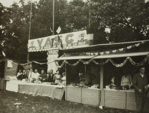 3 - De la section juive de la M.O.I. au journal de langue yiddish la <em>Naïe Presse</em> 4 56I I0055 1 61.4 stand du yask fete de l huma MRJ MOI