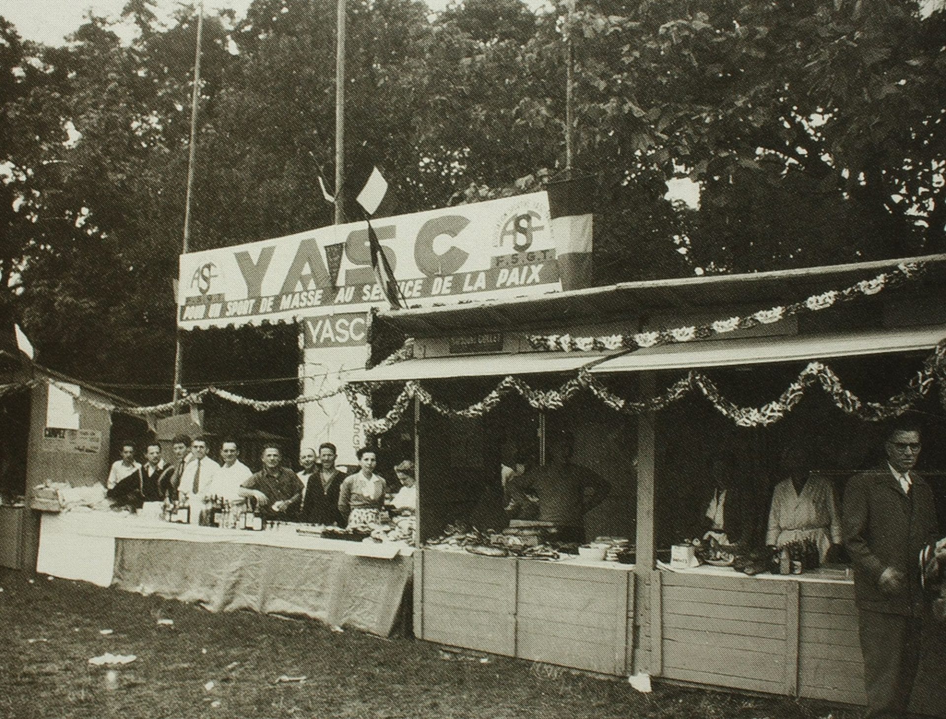 3 - De la section juive de la M.O.I. au journal de langue yiddish la <em>Naïe Presse</em> 22 56I I0055 1 61.4 stand du yask fete de l huma MRJ MOI