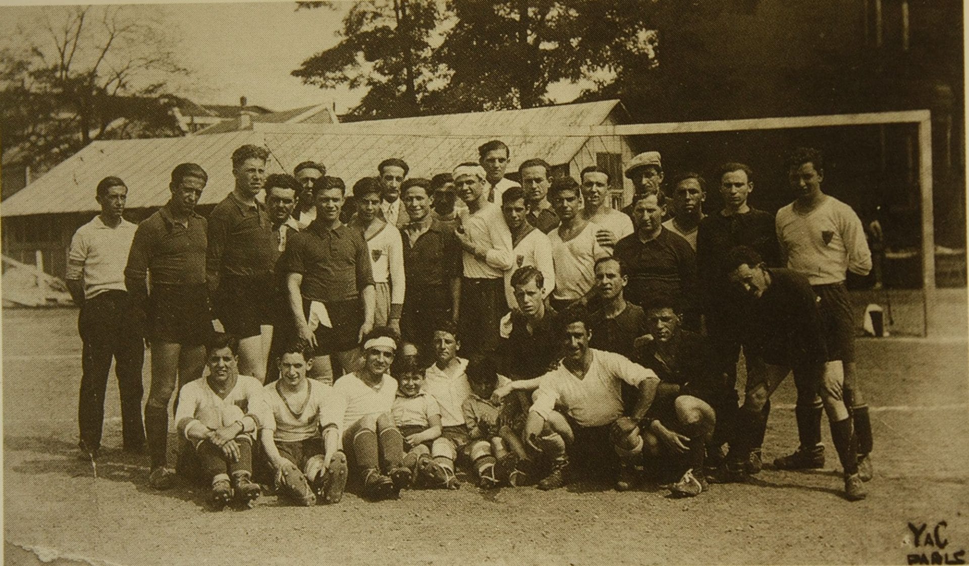 3 - De la section juive de la M.O.I. au journal de langue yiddish la <em>Naïe Presse</em> 24 58I I0058 1 63.2 footballeurs yask MRJ MOI