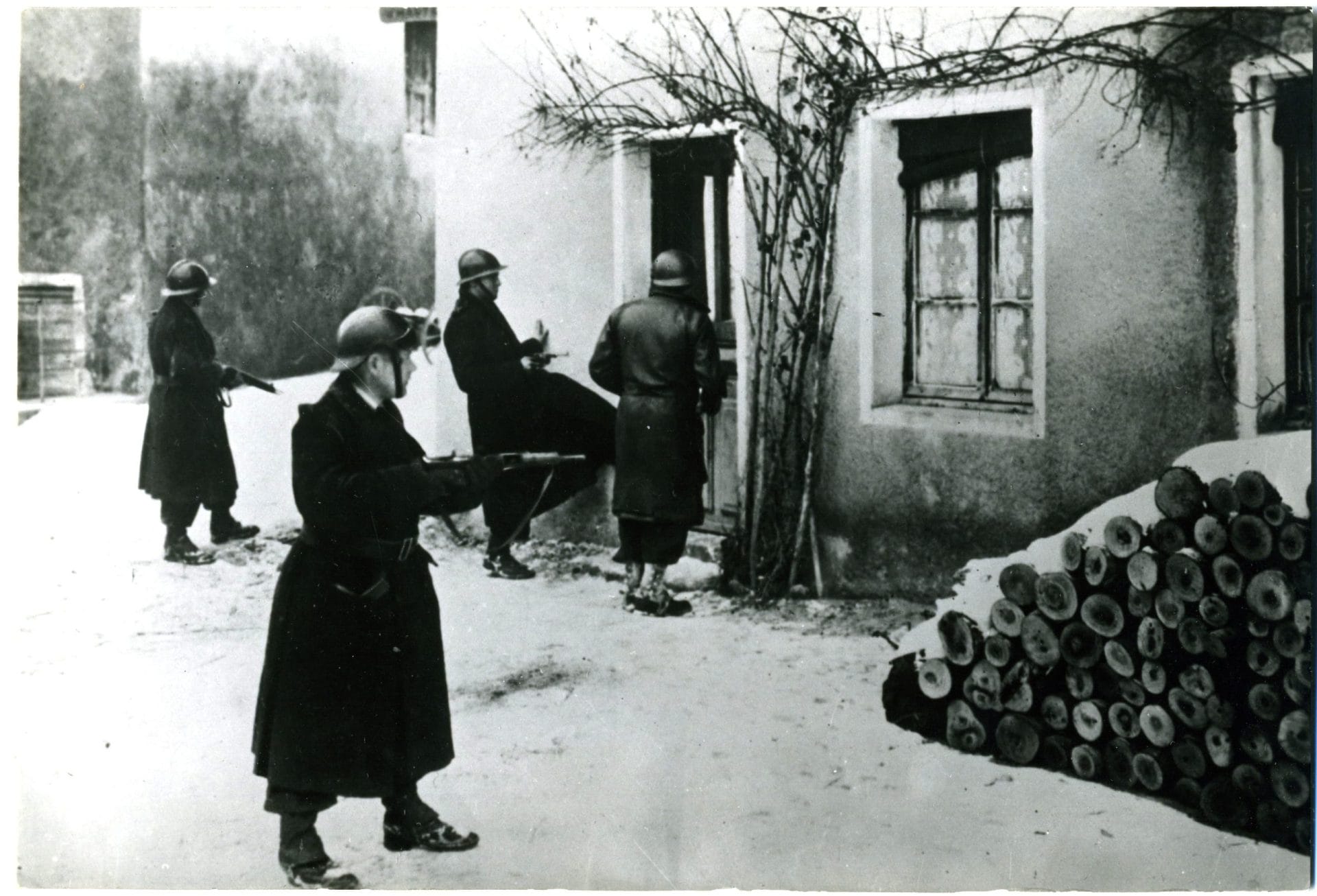 3 - Programme du Conseil National de la Résistance et combats sur le terrain 33 s13.pa3 .014 milice contre maquisards scaled MRJ MOI