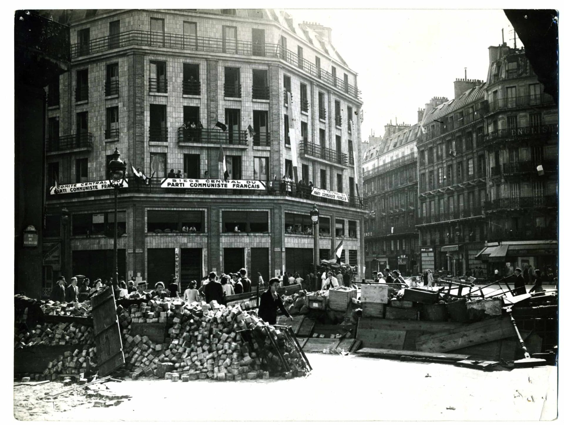 4 - Insurrections populaires. Engagement des jeunes Juifs 36 s14.pa4 .006 barricade place chateaudun scaled MRJ MOI