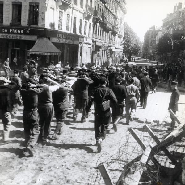 4 - Insurrections populaires. Engagement des jeunes Juifs 50 s14.pa4 .018 arrestation miliciens lyon MRJ MOI