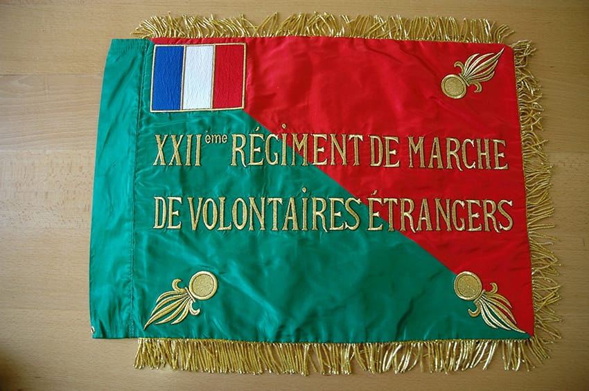 1 - Engagement des Juifs immigrés dans la guerre 51 s3.pa1 .008 fanion engages MRJ MOI