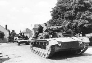 1 - Engagement des Juifs immigrés dans la guerre 22 s3.pa1 .012 panzer iv village mai 1940 MRJ MOI